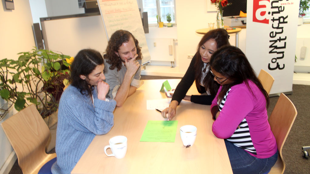 CrossCulture-Praktikanten während eines Trainings im Institut für Auslandsbeziehungen; Foto: Mohamed Ghazi 