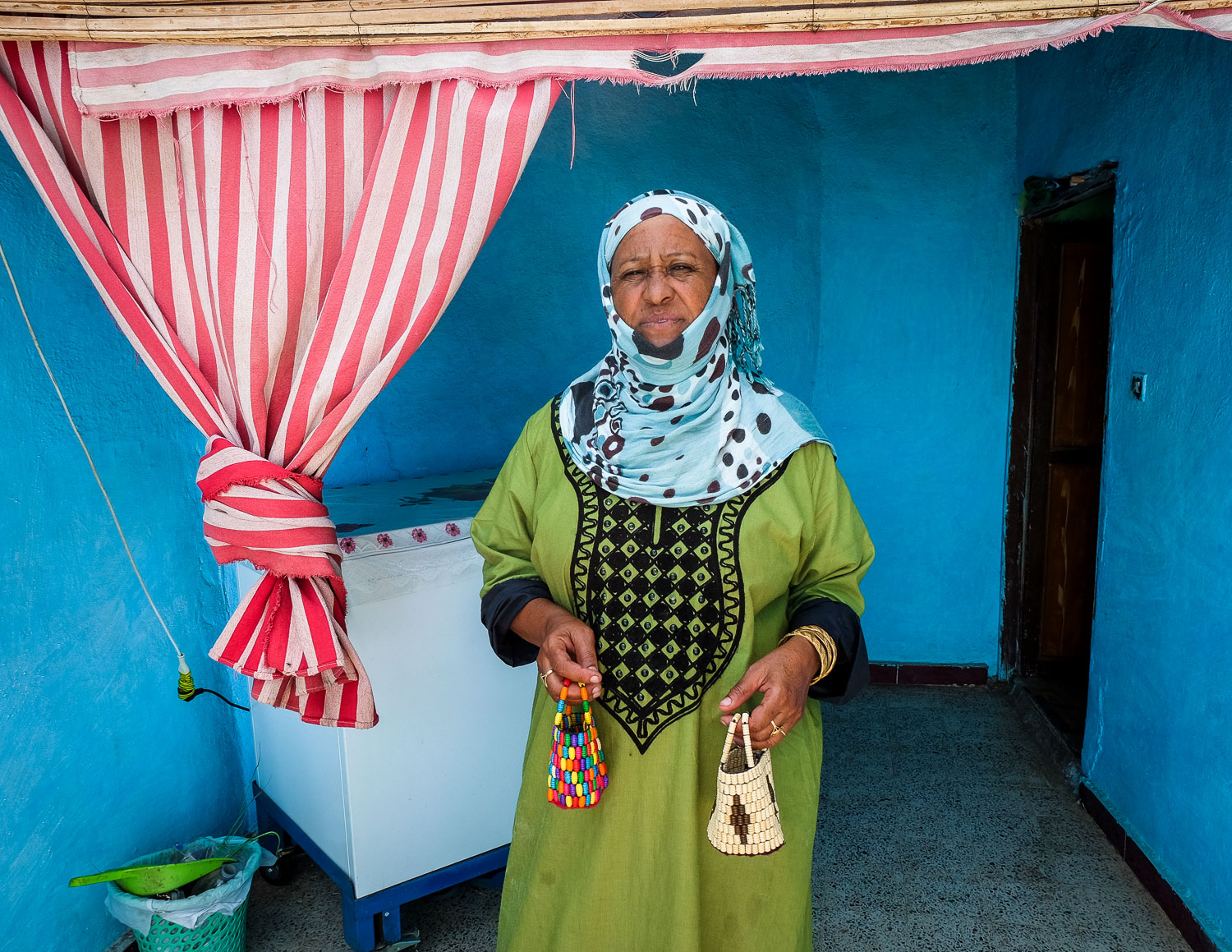 A woman on Suheil Island with baskets she has made to sell to tourists (photo: Maya Hautefeuille)