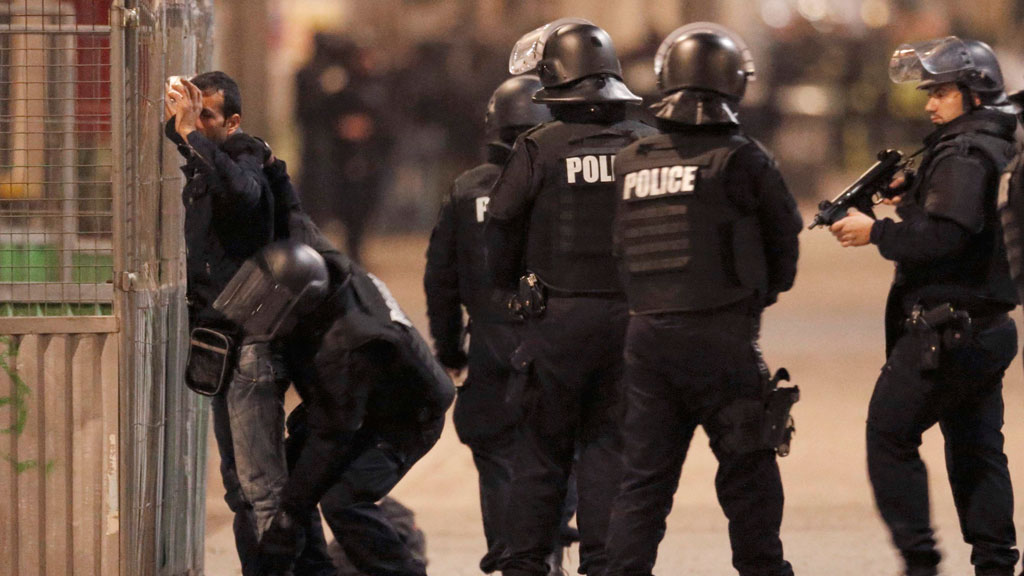 French police chasing down the Paris attackers in Saint Denis, Paris (photo: Reuters/C. Hartmann)