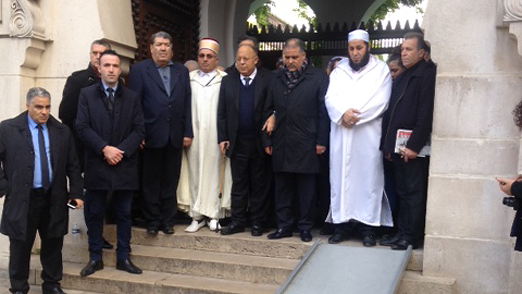 Schweigeminute von französischen Muslimen an der großen Moschee in Paris; Foto: DW