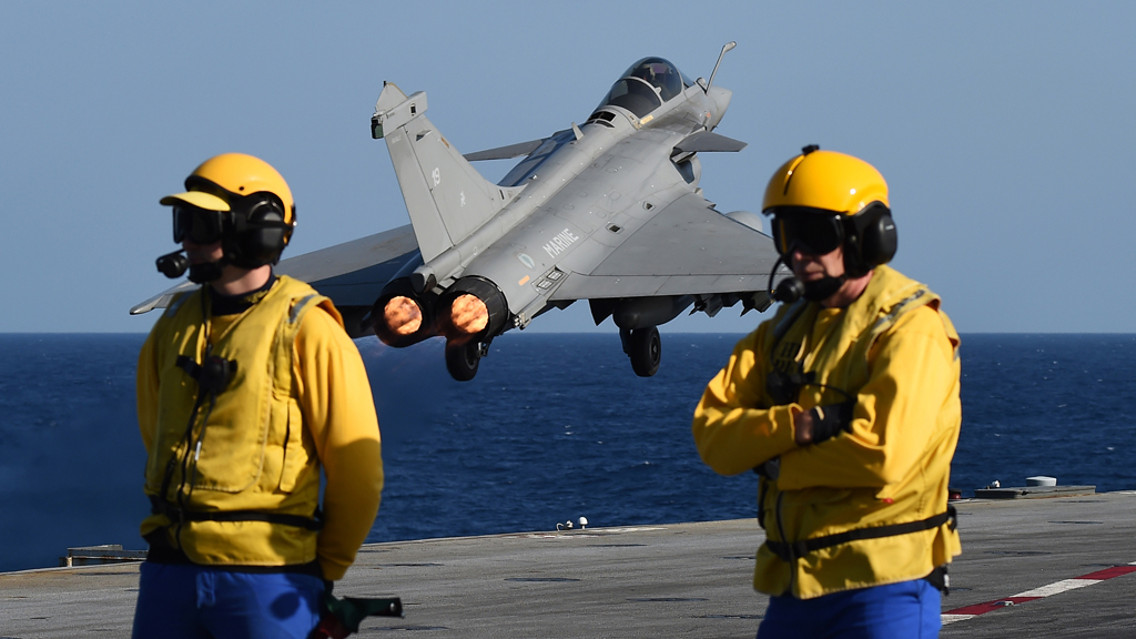 Französische Kampfjets starten vom Flugzeugträger Charles de Gaulle im Einsatz gegen den IS in Syrien; Foto: Getty Images/AFP/A. C. Poujoulat