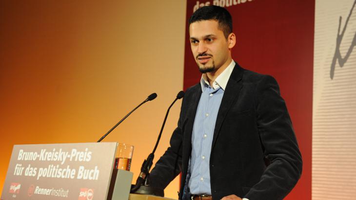 Farid Hafez accepts the Bruno Kreisky Recognition Prize 2010 (photo: cc-by/Fatih Ozturk) 