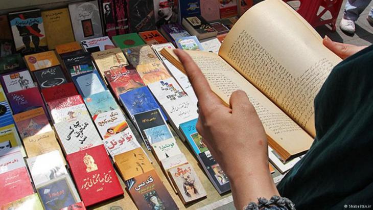 A stall selling books on a street in Tehran (photo: Shabastan.ir)