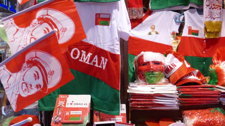 Souvenirs commemorating the 45th jubilee of Sultan Qaboos on the market in Mattrah (photo: DW/Anne Allmeling)