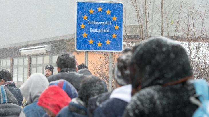 Refugees en route to Germany (photo: Armin Weigel/dpa)