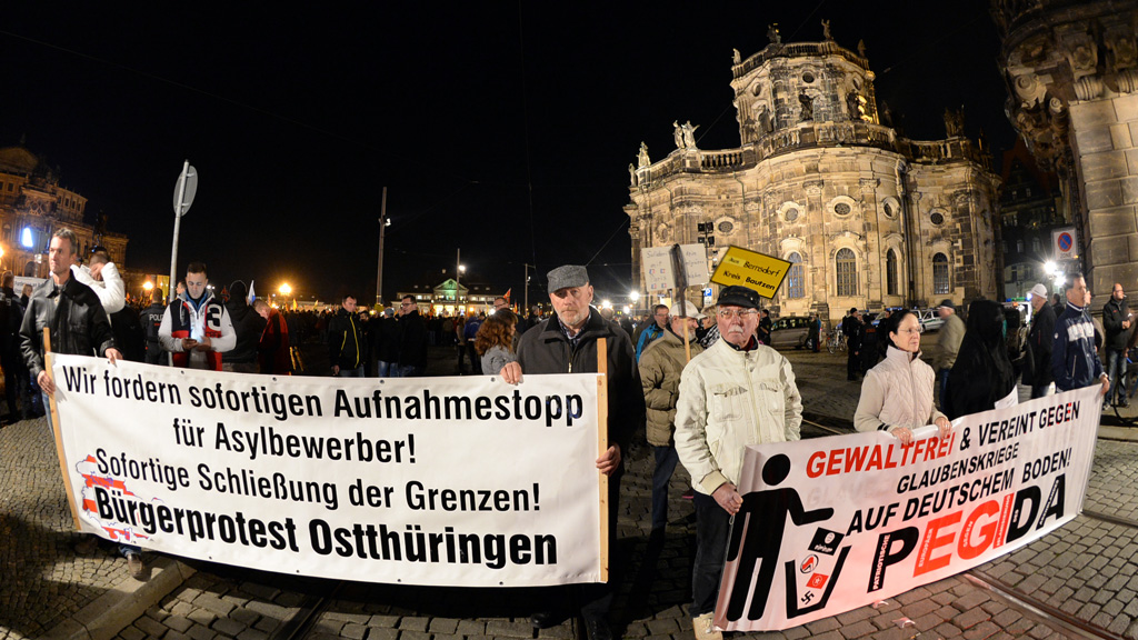 Pegida-Anhänger in Dresden; Foto: picture-alliance/dpa/Arno Burgi