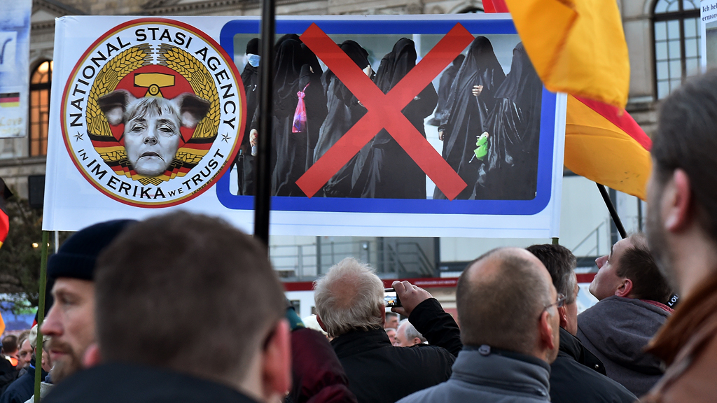 Pegida-Anhänger in Dresden; Foto: picture-alliance/dpa/B. Settnik