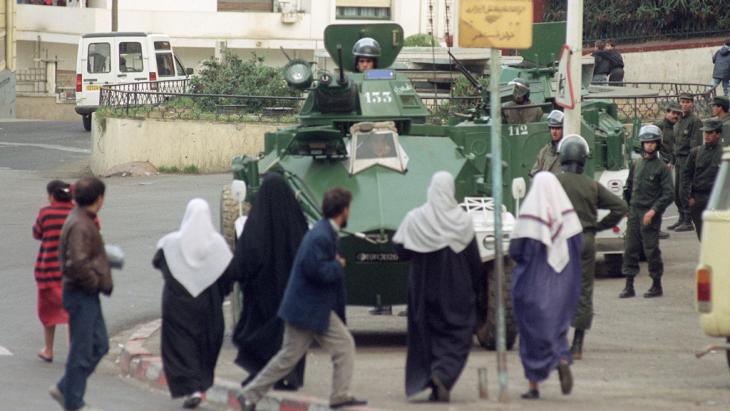 Tank in the Algerian suburb of Bab El-Oued on 17 January 1992 (photo: AFP/Getty Images)