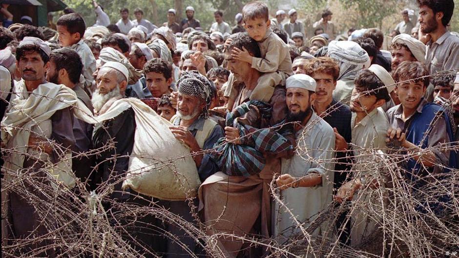 Afghanische Flüchtlinge vor einem Stacheldrahtzaun an der Grenze zu Pakistan; Foto: AP