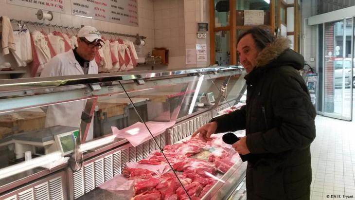 Serving a customer in the Boucherie de l'Argonne, Paris (photo: DW/Elizabeth Bryant)