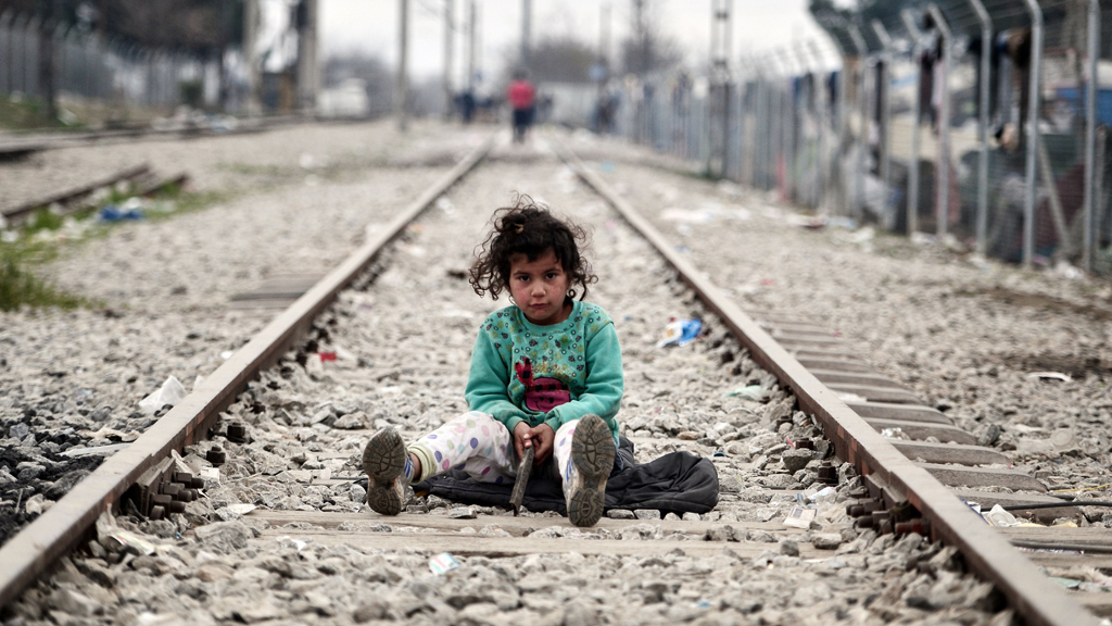 Flüchtlingskind auf einem Zuggleis bei Idomeni; Foto: Getty Images/AFP/L. Gouliamaki