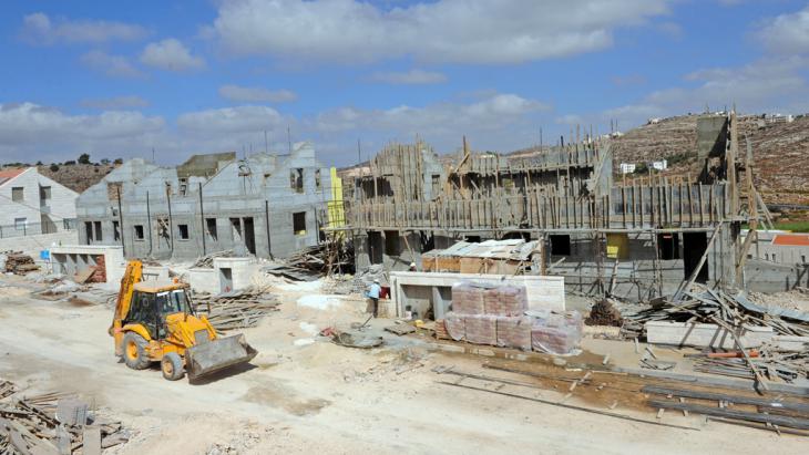 Building of Kirjat Arba settlement near Hebron (photo: picture-alliance/landov/D. Hill)