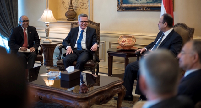 Bundesinnenminister Dr. Thomas de Maiziere im Gespräch mit dem ägyptischen Innenminister Magdy Abdel Ghaffar in Kairo; Foto: BMI