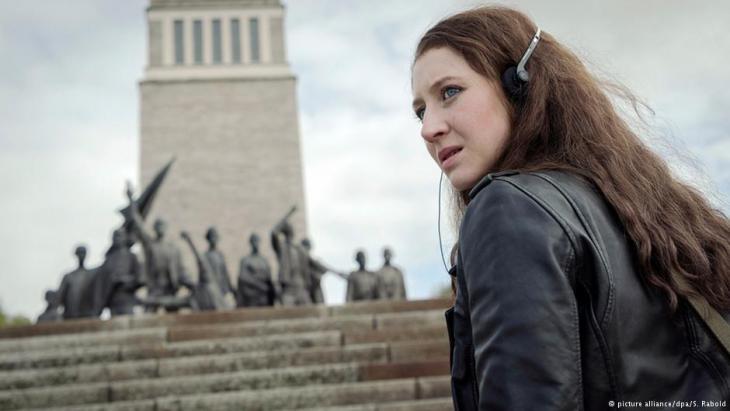 Beate Zschape as portrayed in the ARD trilogy ″Mitten in Deutschland: NSU″, played by Anna Maria Muhe (photo: dpa/picture-alliance)