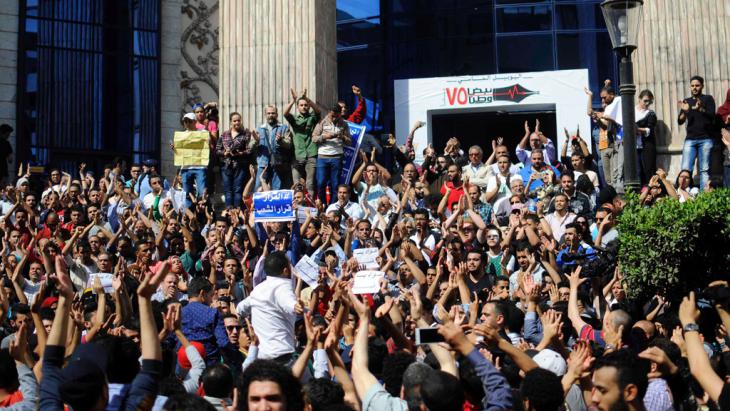 Demonstrators in Cairo protest the ceding of two islands to Saudi Arabia (photo: Reuters/A. Dalsh)