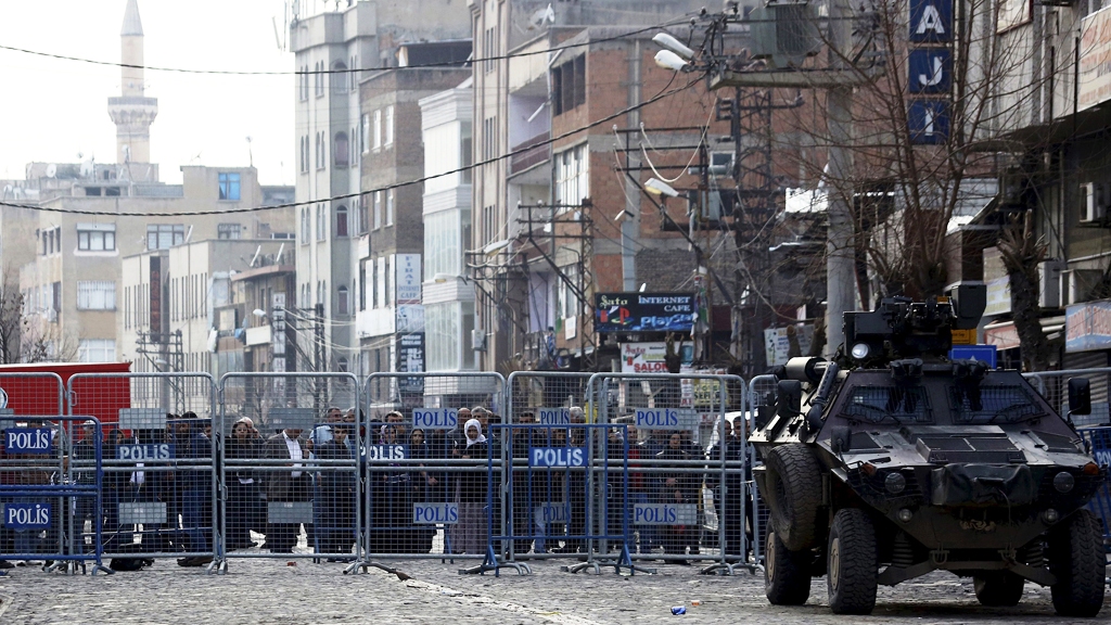 Anwohner ausgeschlossen: Im Bezirk Sur in Diyarbakir dauert die Ausgangssperre seit Anfang Dezember an, in den Städten Silopi und Cizre wurden sie inzwischen gelockert und gilt nur noch nachts. Menschenrechtsorganisationen haben die meist wochenlang andauernden Ausgangssperren kritisiert.