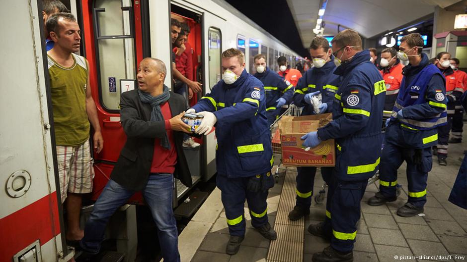 Helfer von THW, Rettungsdienst und Feuerwehr versorgen am im September 2015 in Koblenz rund 800 Flüchtlinge; Foto: dpa/picture-alliance