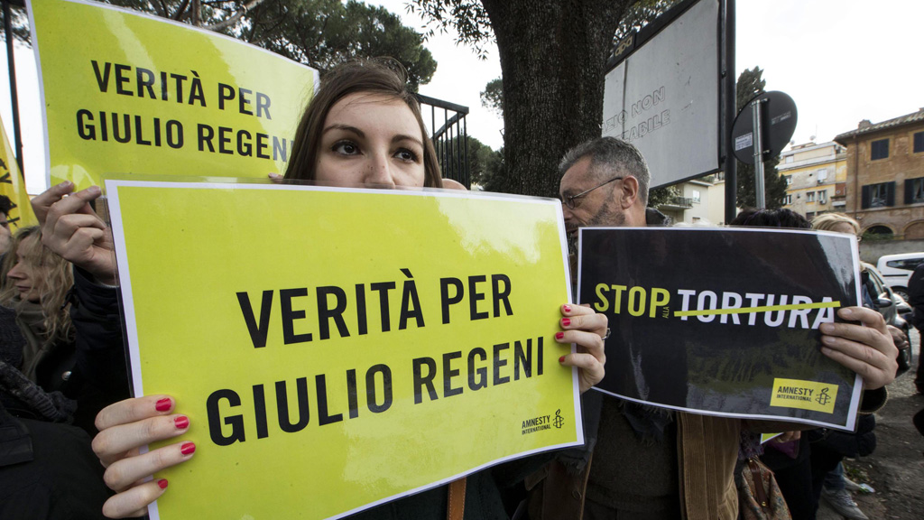 Demonstranten vor der ägyptischen Botschaft im Fall des ermordeten Studenten Giulio Regeni; Foto: picture-alliance/dpa/M. Percossi