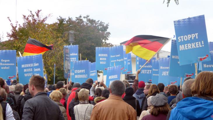 Supporters of the AfD populist right party demonstrate in Freilassing against Chancellor Merkel (photo: DW/D. C. Heinrich)