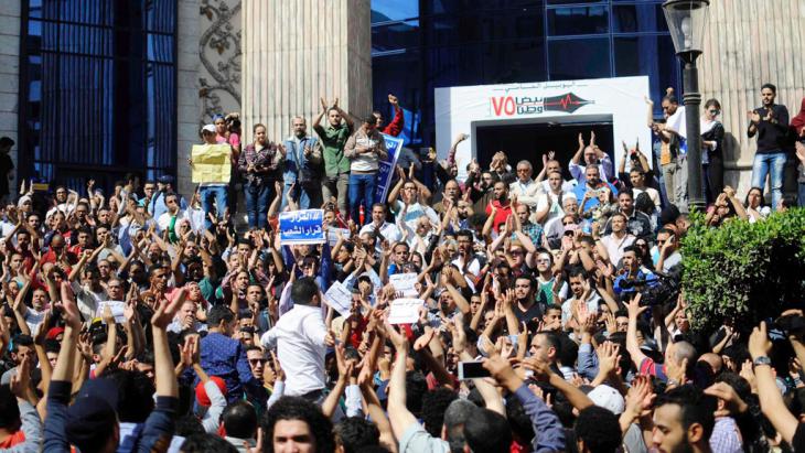 Protesting the sale of two islands to Saudi Arabia in front of the Press Syndicate in Cairo (photo: Getty Images/AFP/Stringer)