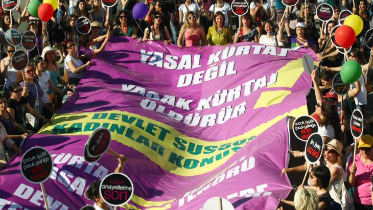 Protests against the anti-abortion law in Istanbul (photo: AP)