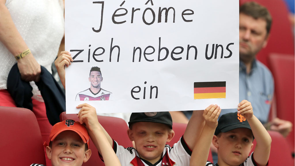 Plakat Solidarität mit Boateng wähend des Freundschaftsspiels Deutschland gegen die Slowakei, Foto: picture-alliance/dpa/C. Charisius