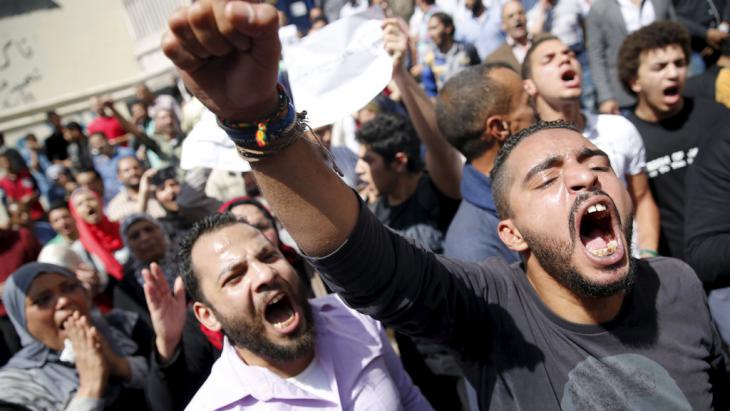 Protesting the handover of two islands to Saudi Arabia in front of the Journalists′ Union building in Cairo (photo: Reuters/A. Dalsh)