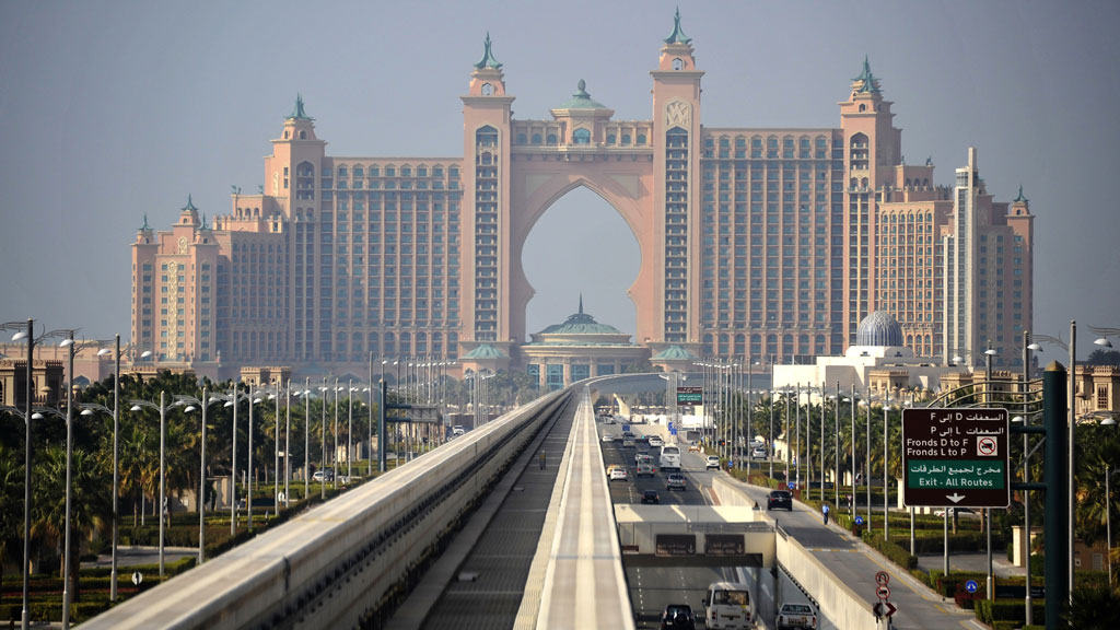 Blick auf das Einschienensystem der Dubai Monorail über den Straßen auf dem "Stamm" der künstlichen Insel The Palm in Dubai; Foto: picture alliance/zb