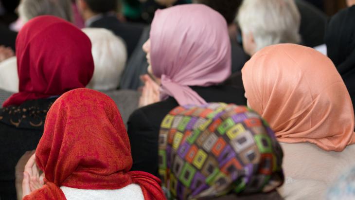 Headscarf-wearing students (photo: picture-alliance/dpa/F. Gentsch)