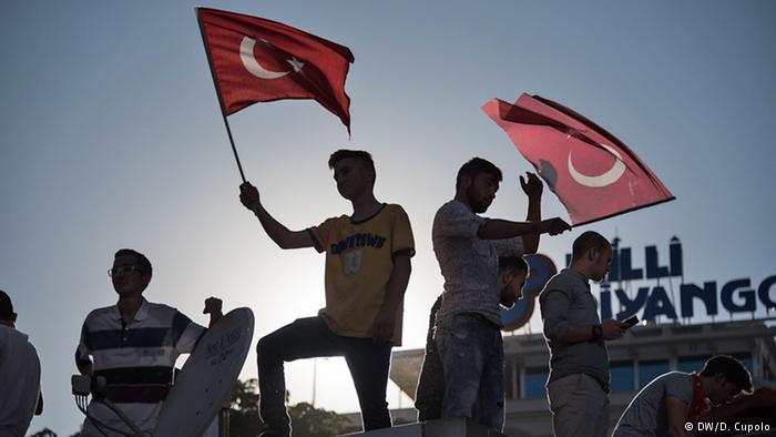 تركيا بعد الانقلاب العسكري الفاشل، إردوغان، غولن ، كولن ، غولان ، الجيش التركي. لسان الحال الأتراك: ديمقراطية منقوصة خير من ديكتاتورية العسكر 