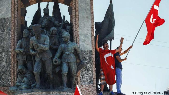 تركيا بعد الانقلاب العسكري الفاشل، إردوغان، غولن ، كولن ، غولان ، الجيش التركي. لسان الحال الأتراك: ديمقراطية منقوصة خير من ديكتاتورية العسكر 