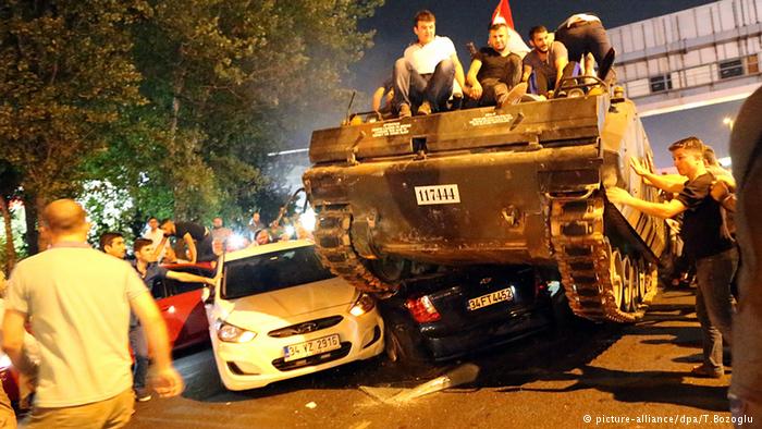 تركيا بعد الانقلاب العسكري الفاشل، إردوغان، غولن ، كولن ، غولان ، الجيش التركي. لسان الحال الأتراك: ديمقراطية منقوصة خير من ديكتاتورية العسكر 