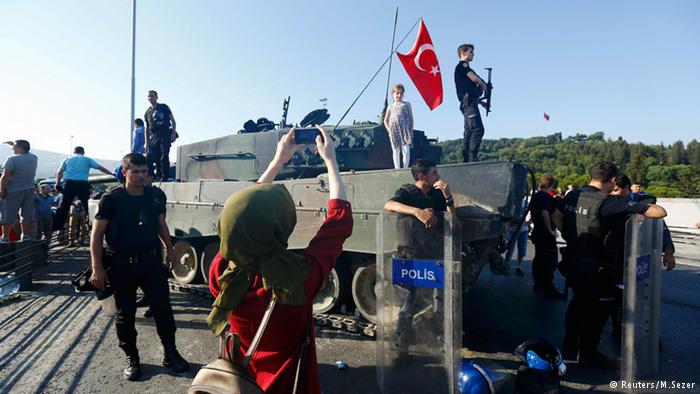 تركيا بعد الانقلاب العسكري الفاشل، إردوغان، غولن ، كولن ، غولان ، الجيش التركي. لسان الحال الأتراك: ديمقراطية منقوصة خير من ديكتاتورية العسكر 