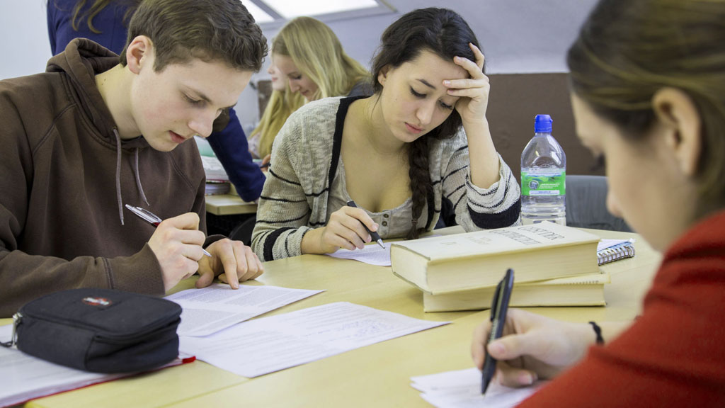 Deutschunterricht im Deutsch-Leistungskurs eines Gymnasiums; Foto: Imago/Jochen Tack