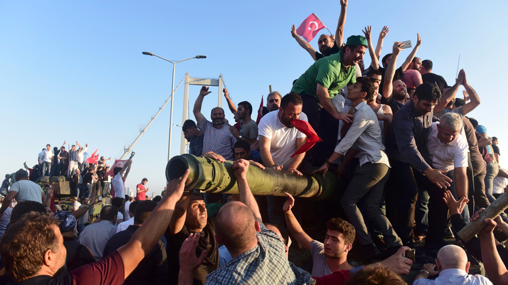  Nach dem Militärcoup stürmen türkische Zivilisten einen Panzer in Istanbul; Foto: Reuters/Y. Karahan