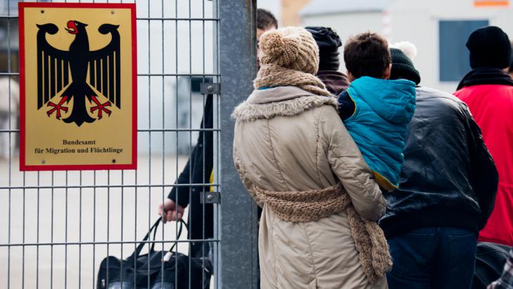 Syrian refugees waiting outside Germany′s Federal Office for Migration and Refugees (photo: picture-alliance/dpa/J. Stratenschulte)