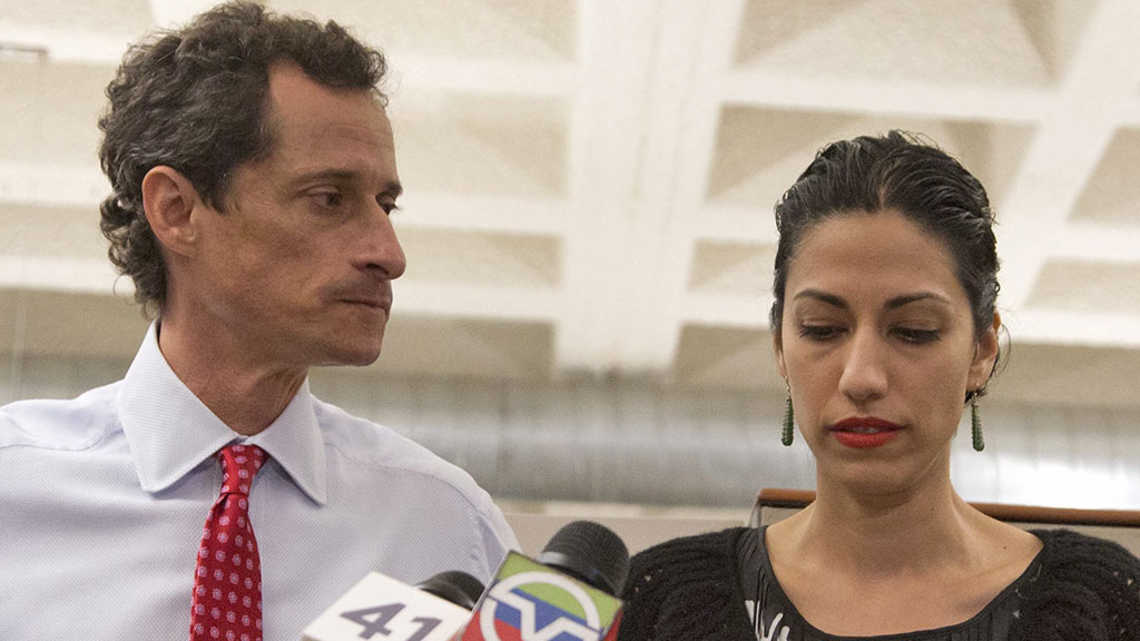  Anthony Weiner und Huma Abedin während einer Pressekonferenz in New York; Foto: picture alliance/dpa/EPA/A. Kelly