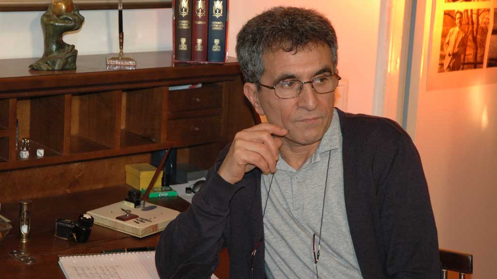 Der iranische Schriftsteller Abbas Maroufi in seiner Buchhandlung Hedayat in Berlin; Foto: privat