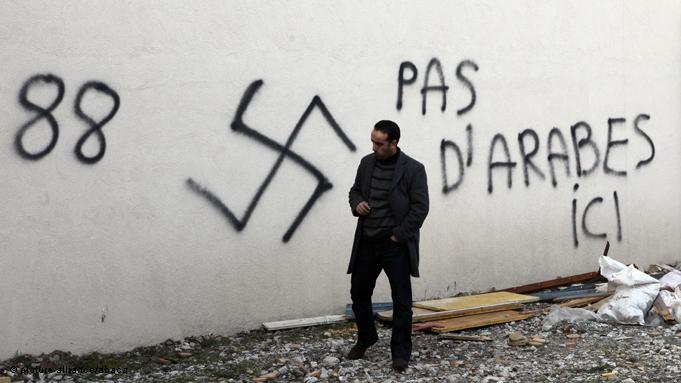 Antimuslimische Hetzparolen vor der Großen Moschee in Saint Etienne bei Lyon; Foto: picture alliance/abaca