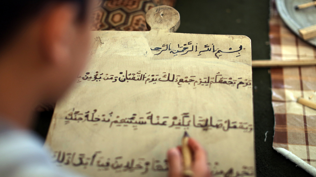 Junge beim Studium des Korans in Tripoli; Foto: MAHMUD TURKIA/AFP/Getty Images