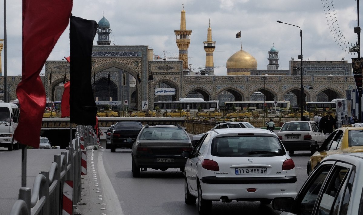 Zufahrten zu der unterirdischen Ringstraße, die unterhalb des Imam Reza-Heiligtums verläuft, und über die ein großer Teil des Verkehrs der Stadt geführt wird; Foto: Ulrich von Schwerin