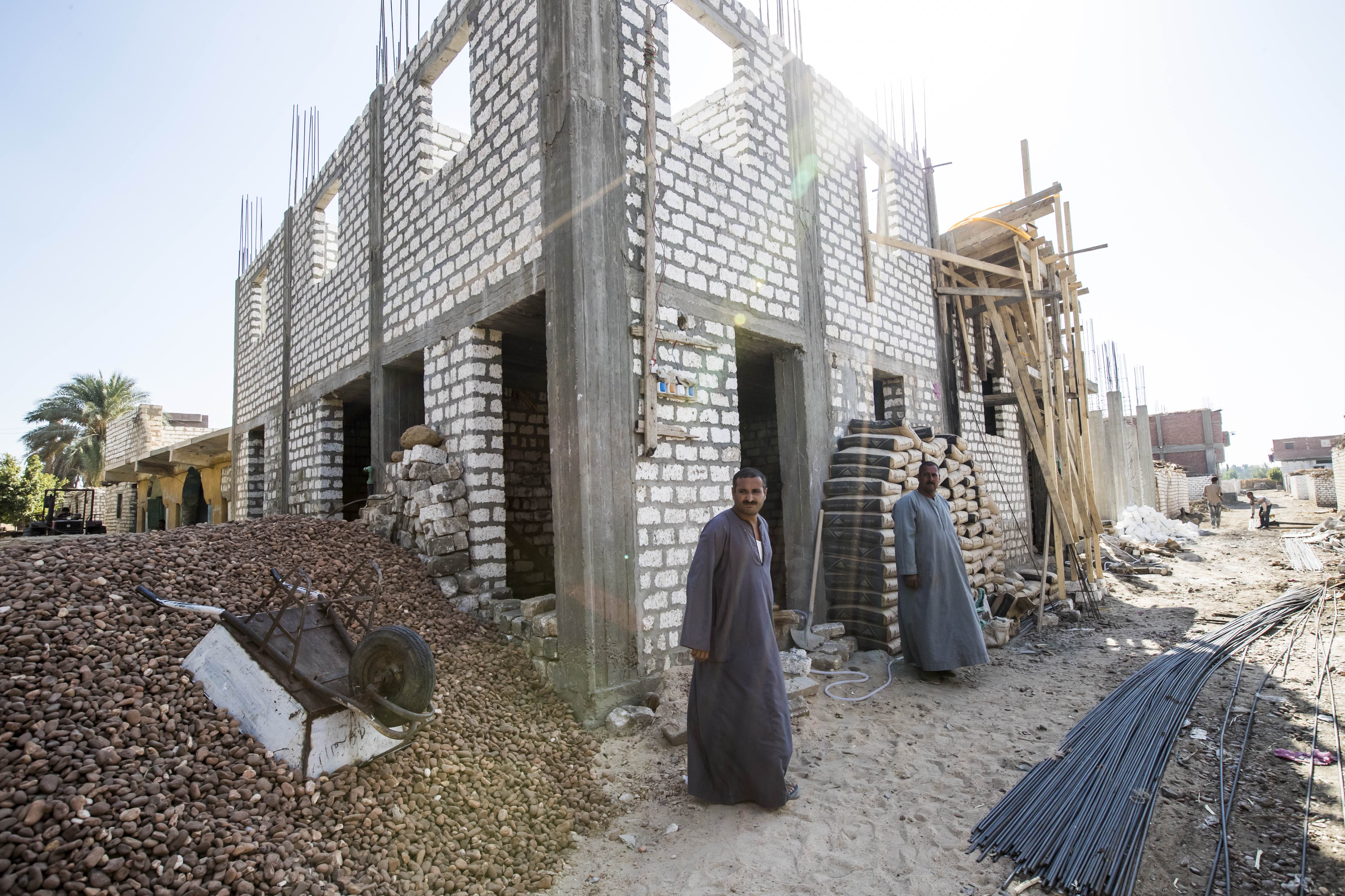 Younan Khalaf steht vor dem Rohbau seines Hauses;Foto:Flemming Weiß-Andersen