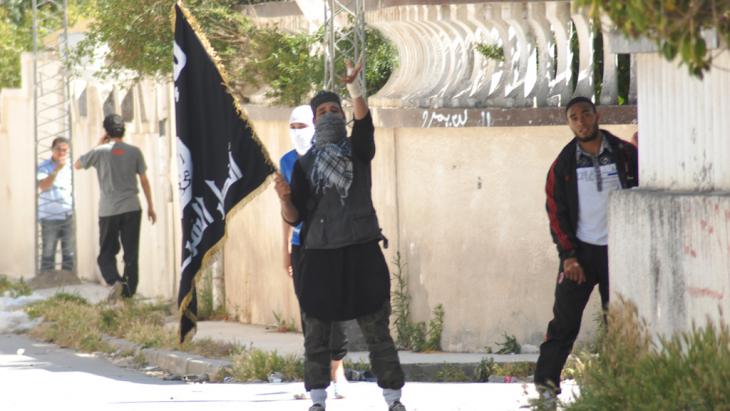 Salafist youths in Ettadhamen, Tunis (photo: picture-alliance/ZUMA Press)