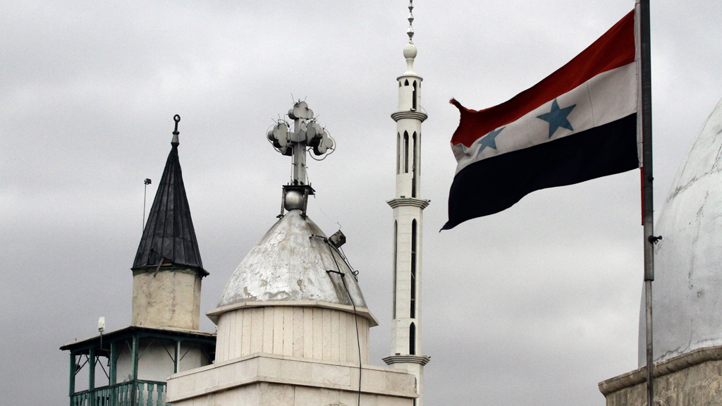 Syrische Flagge neben der  Saint-Sarkis-Kirche in Damaskus; Foto: Getty Images/LOUAI BESHARA