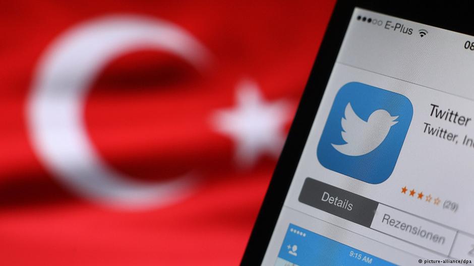 Symbolbild türkische Nationalfahne und Twitter; Foto: picture-alliance/dpa