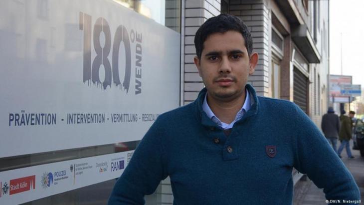 Mimoun Berrissoun in front of the 180° Turn office in Cologne-Kalk (photo: N. Niebergall)