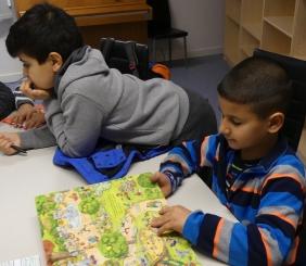 The children are fascinated by the translated stories (photo: Jasmin Zikry)