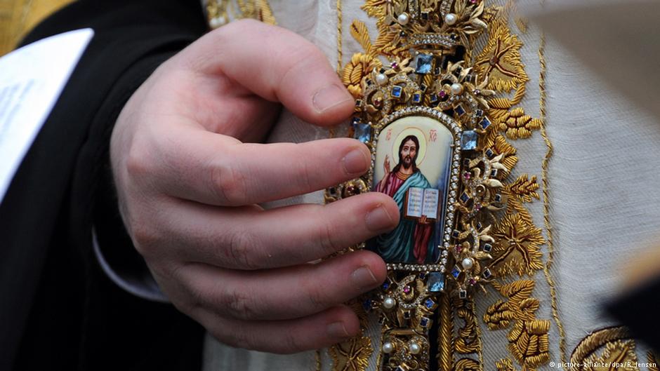 Bischof mit Christus-Heilgenbild an Gewand; Foto: picture-alliance/dpa