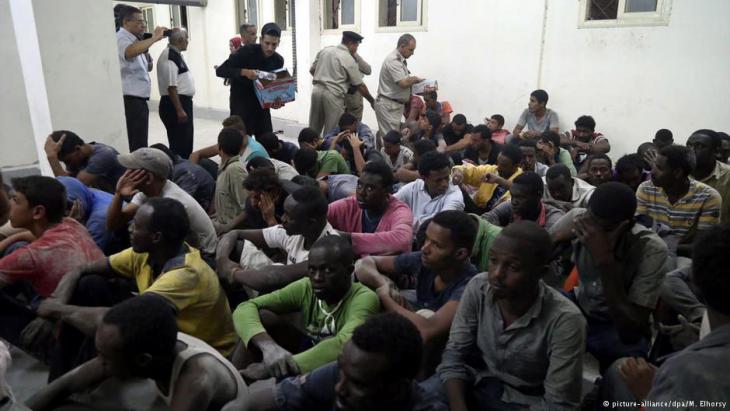 Refugee survivors of a shipwreck in the Egyptian town of Rosetta (photo: picture-alliance/dpa)