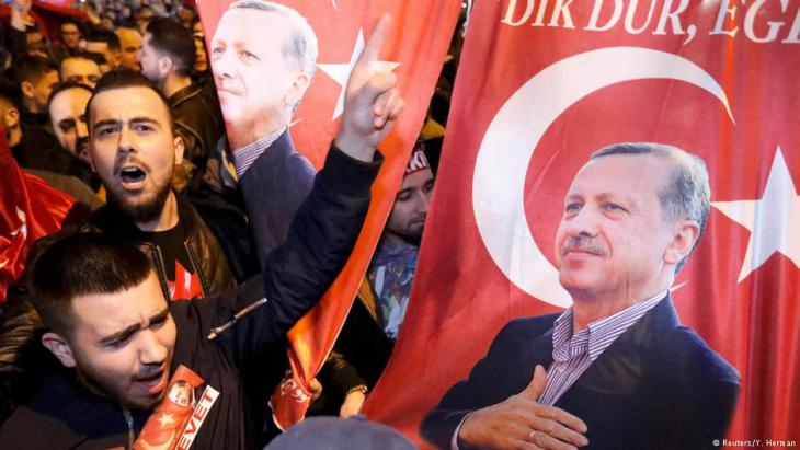 Erdogan supporters in Rotterdam (photo: Reuters)